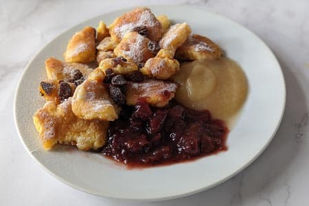Kaiserschmarren mit Zwetschgenröster und Apfelmus