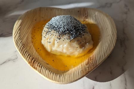 handgeformte Germknödel mit Powidlmarmelade und Vanillesosse/Butter