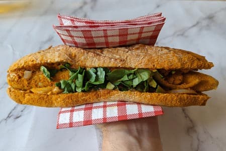 Bosna "österreichischer Curry Hot Dog" Bosna Brot, hausgemachte Curry Sosse mit Bosna Gewürzen, Bratwürstel, Zwiebeln, Petersilie