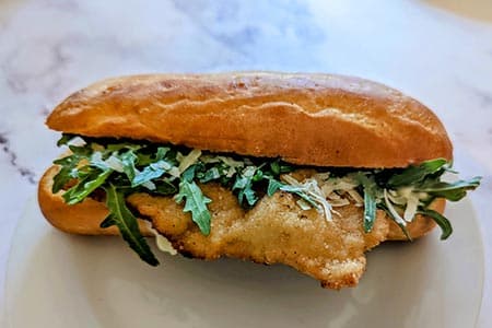 Schnitzel Burger mit Rucola, Parmesan, Zitronenmayo, Schnitzel vom Schwein