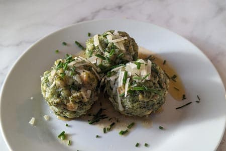 Südtiroler Spinatknödel mit Nussbutter und Parmesan (unsere Spezialität)