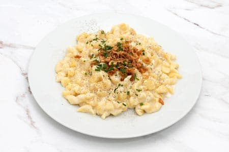 Vorarlberger Käsespätzle mit gerösteten Zwiebeln, Schnittlauch